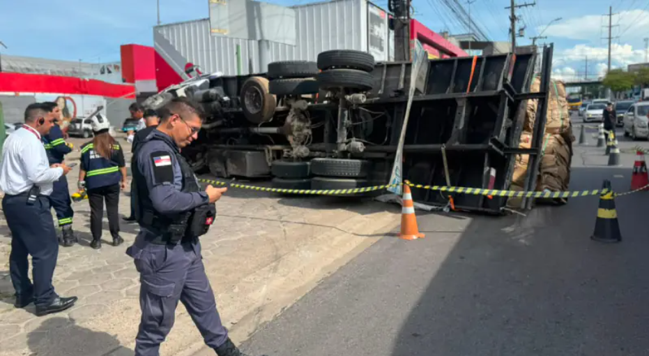 Carreta tomba na avenida Autaz Mirim e gera caos no trânsito de Manaus
