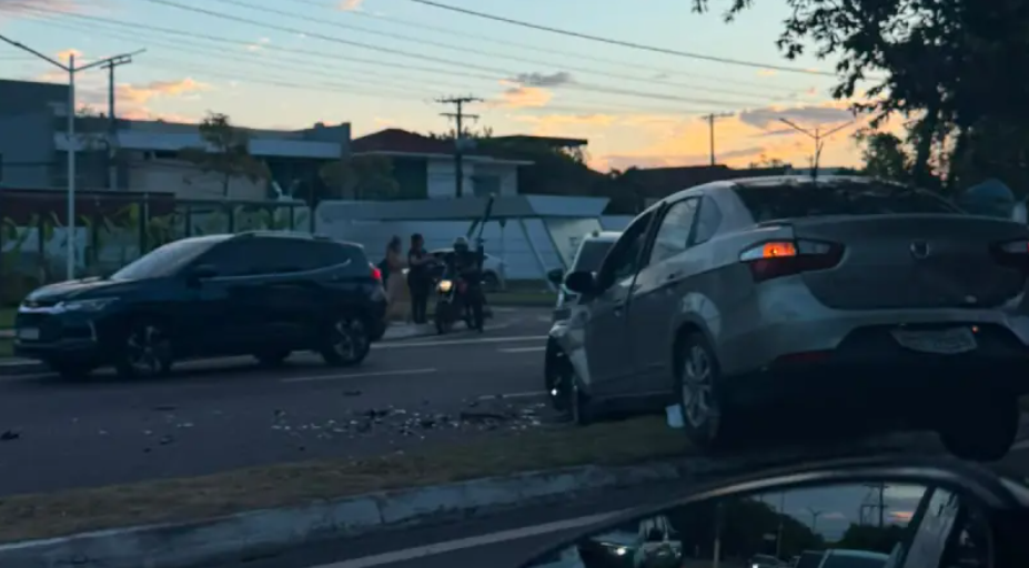 Grave acidente na Avenida Coronel Teixeira deixa três pessoas feridas em Manaus