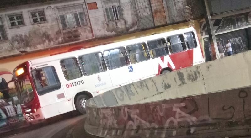 Deu ruim! Homem põe braço para fora do ônibus e acaba gravemente ferido em Manaus