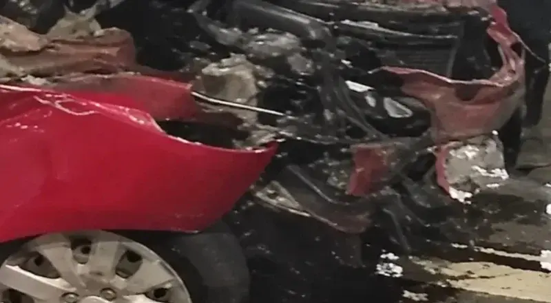 Eita! Carro dá pancada no meio-fio e fica destruído na Avenida das Torres, em Manaus