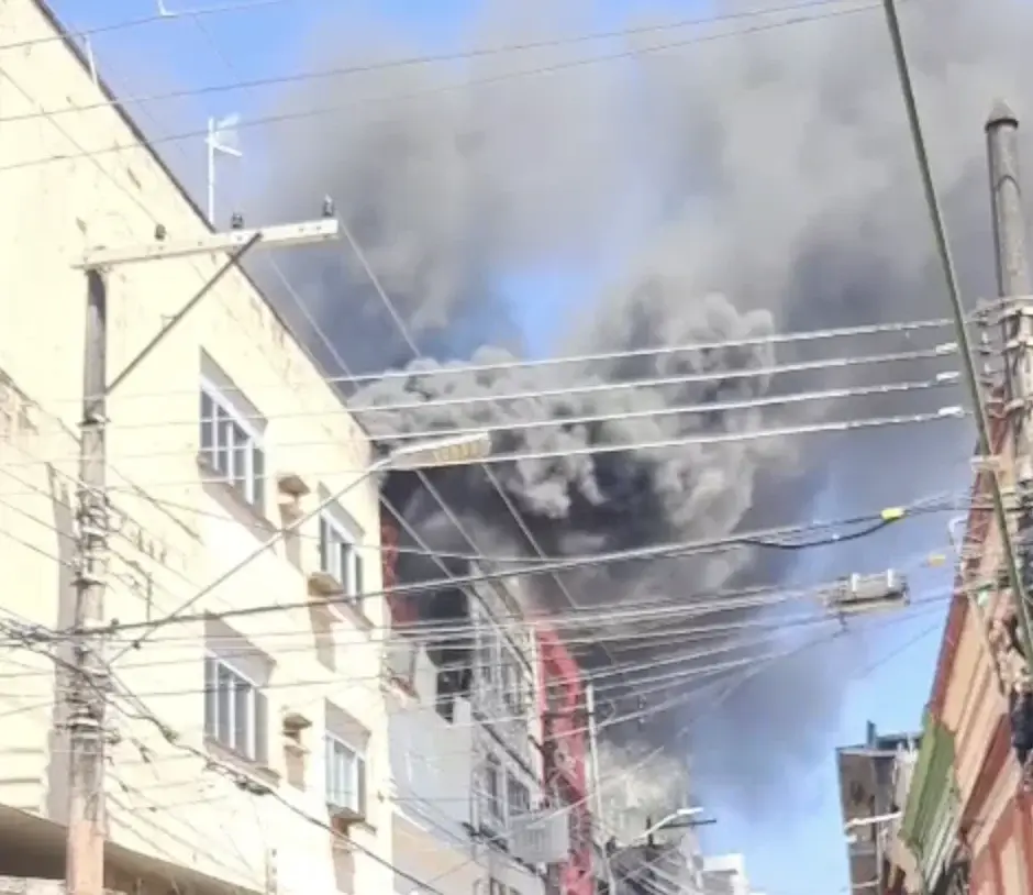 Incêndio toma parte de prédio e assusta comerciantes no Centro de Manaus