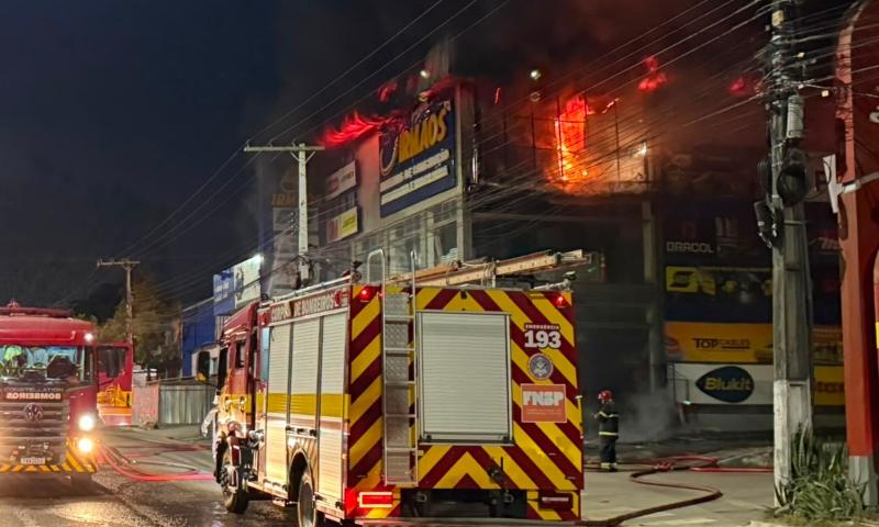 Loja 4 Irmãos é tomada pelo fogo e incêndio assusta moradores na Zona Norte de Manaus
