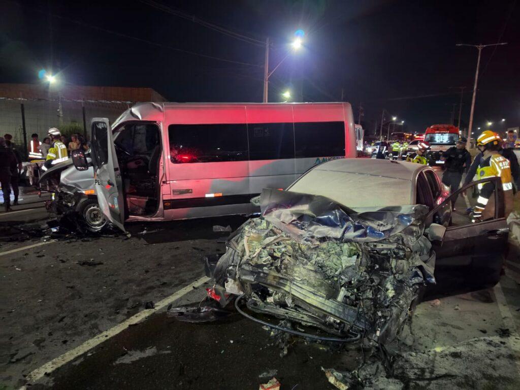 Motorista de aplicativo morre após bater de frente com van na Avenida do Turismo, em Manaus