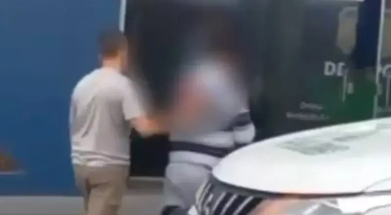 Motorista de transporte escolar é levado pela polícia após suspeita de envolvimento com criança em Manaus