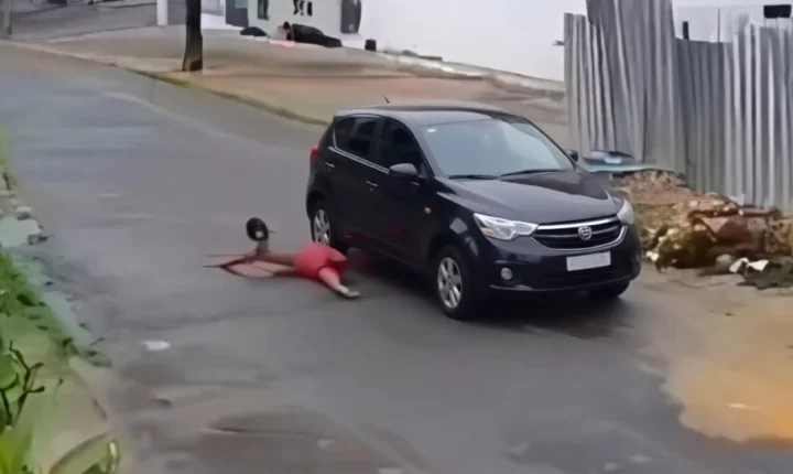 Cena chocante na Zona Leste: mulher é jogada de carro em movimento e fica gravemente ferida no Jorge Teixeira